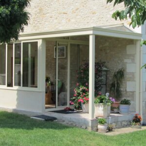 véranda sur terrasse d'entrée en kit avec extension en pergola en alu beige