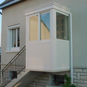 sas d'entrée en alu en kit sur haut d'escaliers pour veranda d entree