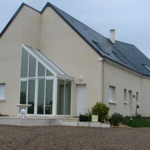 petite véranda d'entrée en kit en alu blanc et parois en verre
