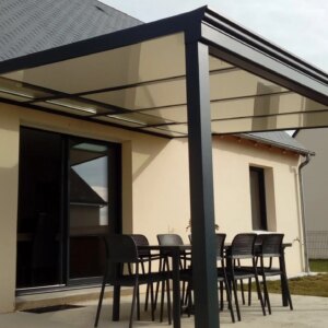 Pergola en kit gris anthracite sur terrasse en béton