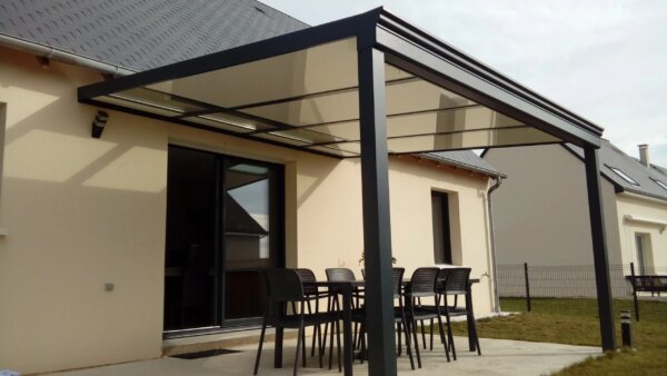 Pergola en kit gris anthracite sur terrasse en béton