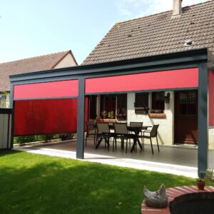 Pergola Gris Anthracite avec stores rouges sur terrasse en béton