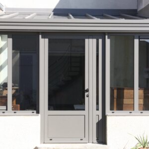 véranda sur mesure entre deux murs adossée en aluminium gris